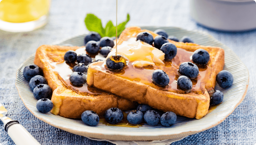 Snídaňové toasty s borůvkami a datlovým sirupem